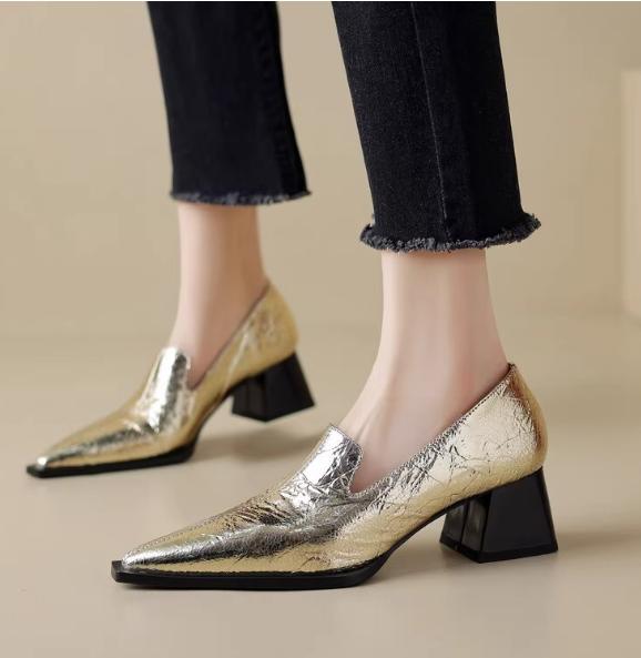 Модные женские лоферы на среднем каблуке, модные повседневные офисные туфли-лодочки элегантного однотонного цвета, 2025 Новые трендовые кожаные туфли с острым носком