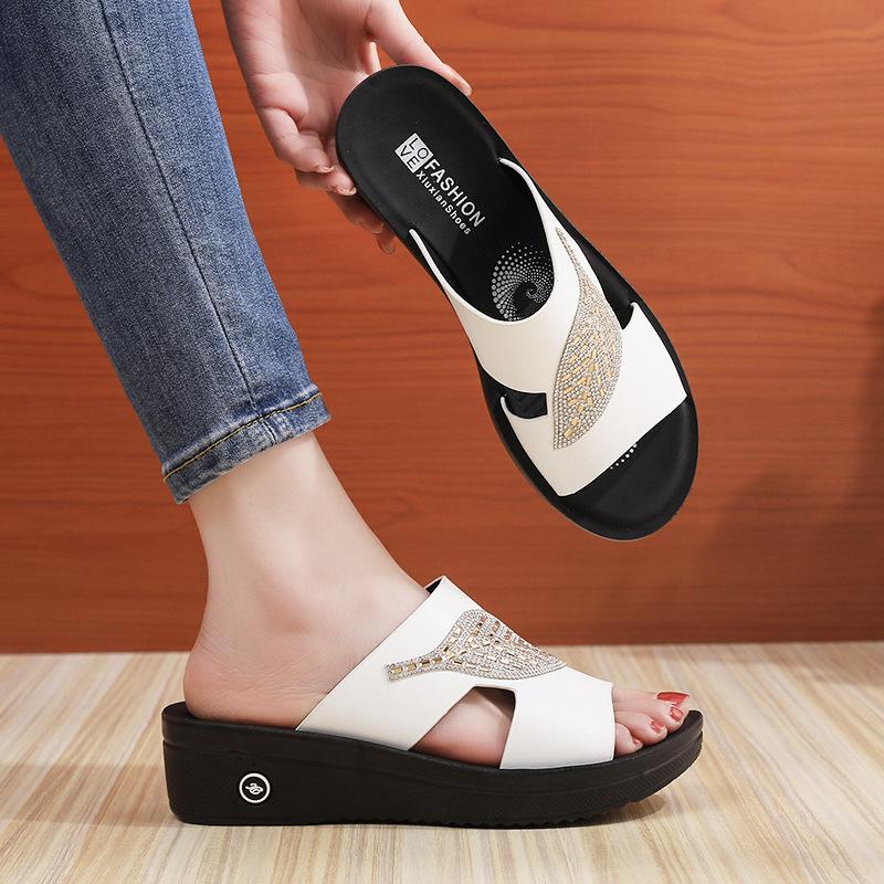 Женские босоножки на танкетке 2025: Высококачественная, Нескользящая Мягкая Подошва для Среднего и Пожилого Возраста