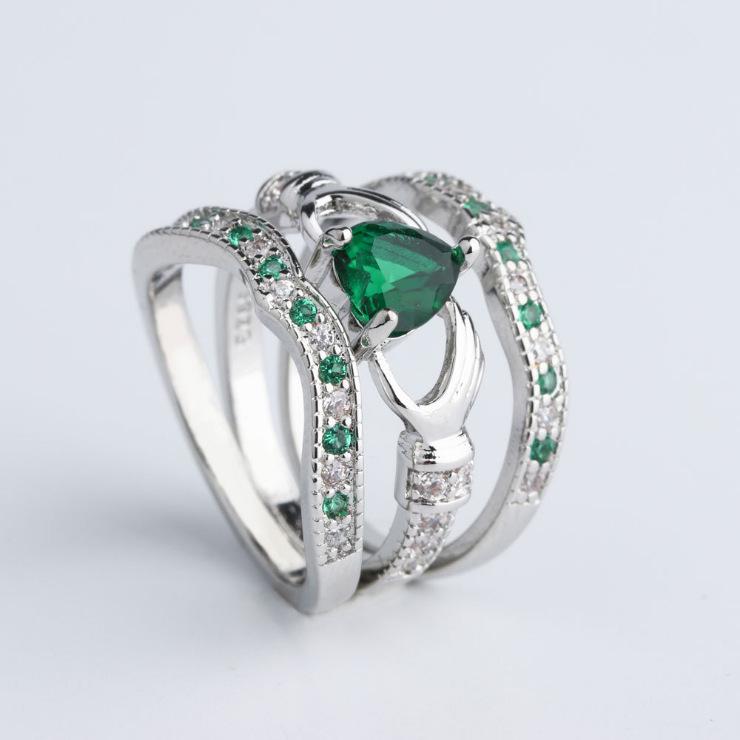 Комплект колец Hecheng Zircon: Тройная упаковка из 8 украшений с микроинкрустацией в виде сердец и стрел - кольцо с бриллиантами Fashion Love.