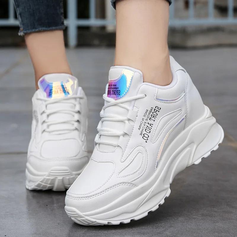 Осенние женские кроссовки на танкетке, модная повседневная обувь, теннисная спортивная обувь на платформе со шнуровкой, женская белая вулканизированная обувь в стиле пэчворк