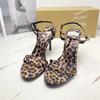 Женские босоножки на высоком каблуке Летняя новая мода Золотая металлическая отделка Модная пряжка Открытый носок Каблук-стилет Леопардовый принт Сандалии