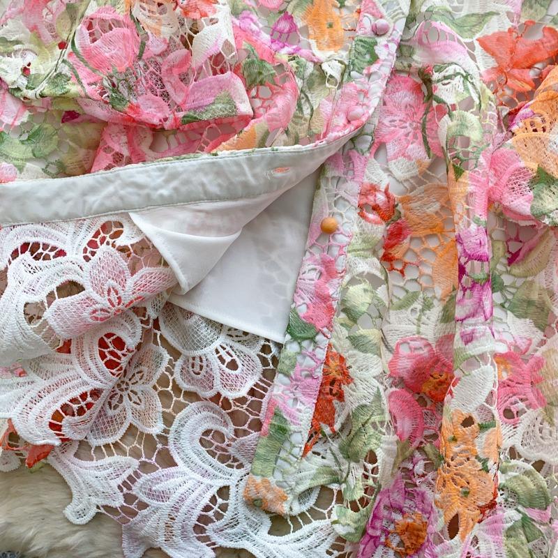 Летнее женское платье с принтом, рукавами-фонариками и ажурным вязаным крючком дизайном с вырезами, создающее стильный образ.