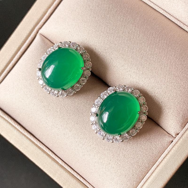 Ювелирные изделия Медное основание с золотым покрытием Ретро Денье Зеленый халцедон Гладкая поверхность Полная бриллиантовая инкрустация Вставка Главный камень