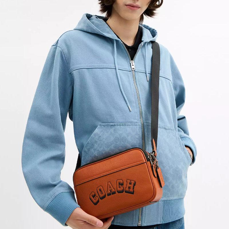 Coach Кожаная сумка через плечо Graham 23 с принтом Varsity, средняя, мужская, цвет Тоффи CAJ64-QBYES