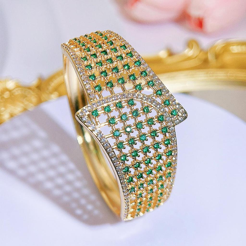 CMM Dubai Golden Retro Emerald Color Zirconia Hollow Large Wide Bangle Bracelet Womens Party Aristractic Hand Jewelry Accessories