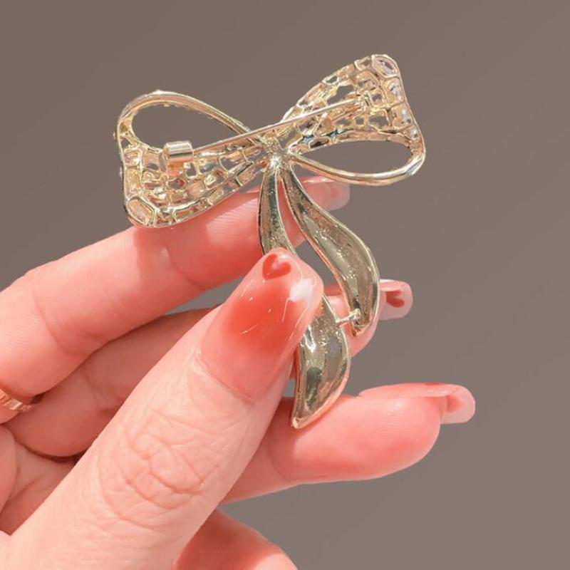 Bow Tie Rhinestone Brooch Female Simple Personality Pin Anti-Light Corsage