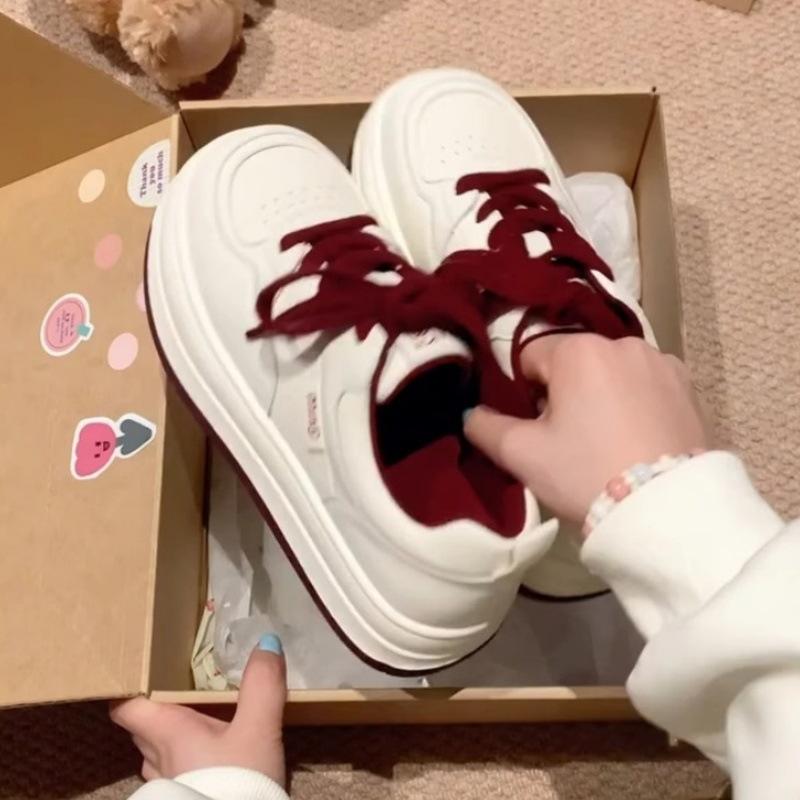 Женские повседневные туфли из кожи с круглым носком на толстой подошве, осень-зима 2024 года, новая корейская версия, универсальные легкие белые туфли