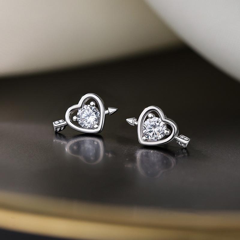 Серьги-гвоздики «Одна стрела сквозь сердце» для женщин Ins Light Luxury Niche Design Sense of Love Earrings