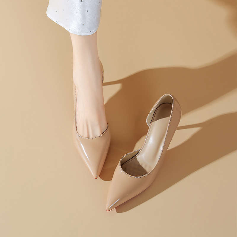 Стильные черные туфли на высоком каблуке, тонкий каблук, открытая сбоку острая носочная часть, платье с неглубоким вырезом, простые и универсальные из лакированной кожи, весна и лето с красной подошвой