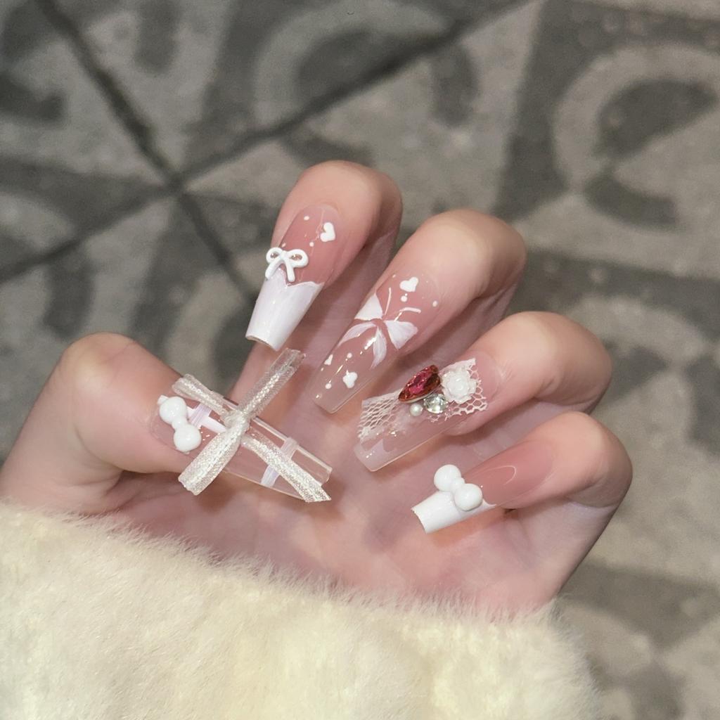 Ношение брони Ручная работа Высококлассное ощущение Чистые румяна нюд Французский маникюр с бабочками Съемные накладные ногти