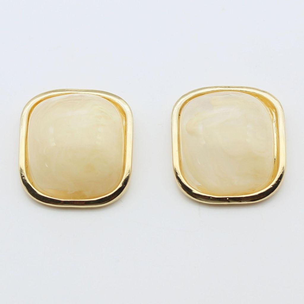 Retro Hong Kong-Style Geometric Resin Stud Earrings for Women - S925 Silver Needle, Light Luxury, High-End Autumn/Winter Heart Earrings Jewelry