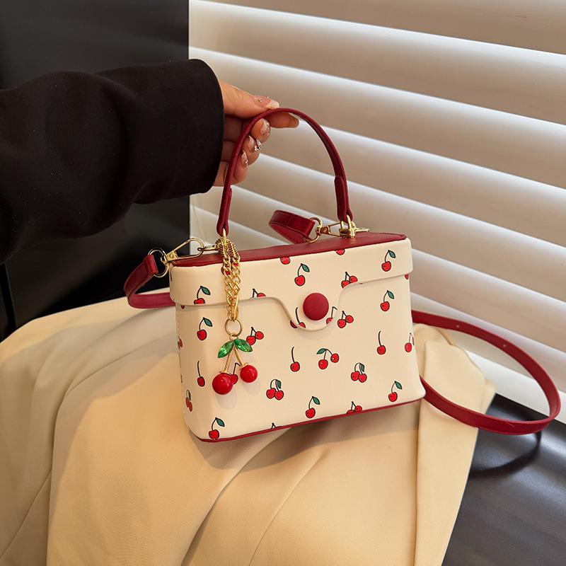 Летняя Новая Квадратная Сумка Кроссбоди для Женщин Милая Сумка с Пряжкой в Виде Вишни Универсальная для Поездок Одноплечевая Сумка CLE