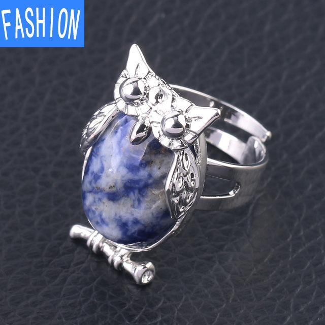 Металлическое регулируемое кольцо с выпуклым натуральным кристаллом в виде совы