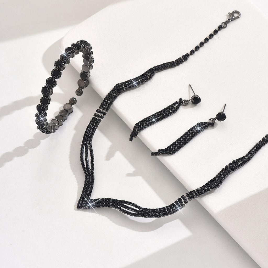 Модный супер-блестящий комплект из трех предметов: серьги с длинной бахромой, ожерелье и браслет в стиле легкой роскоши, подчеркивающий темперамент и высокий вкус.