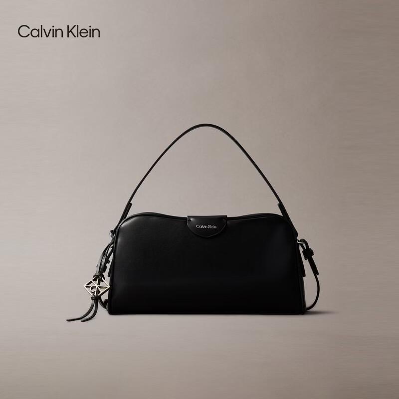 Calvin Klein Плечевая сумка-подушка с монограммой и подвеской