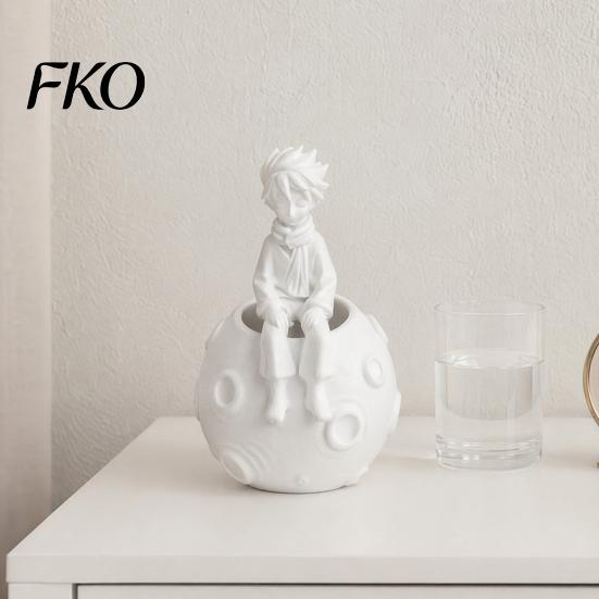 Creative Stationery Holder 3D Printed Little Prince on Planet Pen Holder, Multi-Functional Hollow Storage for Ornaments Pencil Makeup