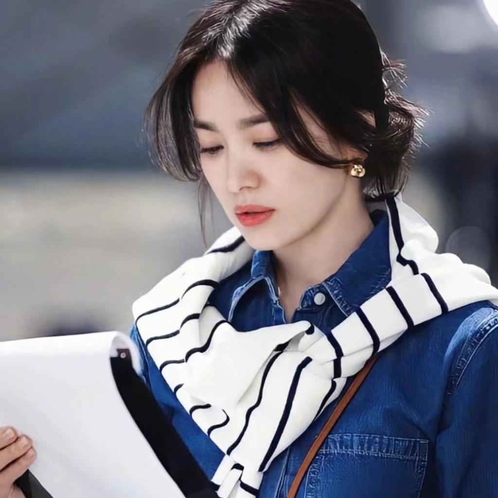 У Сон Хе Гё из корейской дорамы такие же гладкие сферические серьги-иглы из латуни с позолотой 925 пробы, серьги-гвоздики, французские серьги «Холодный ветер».