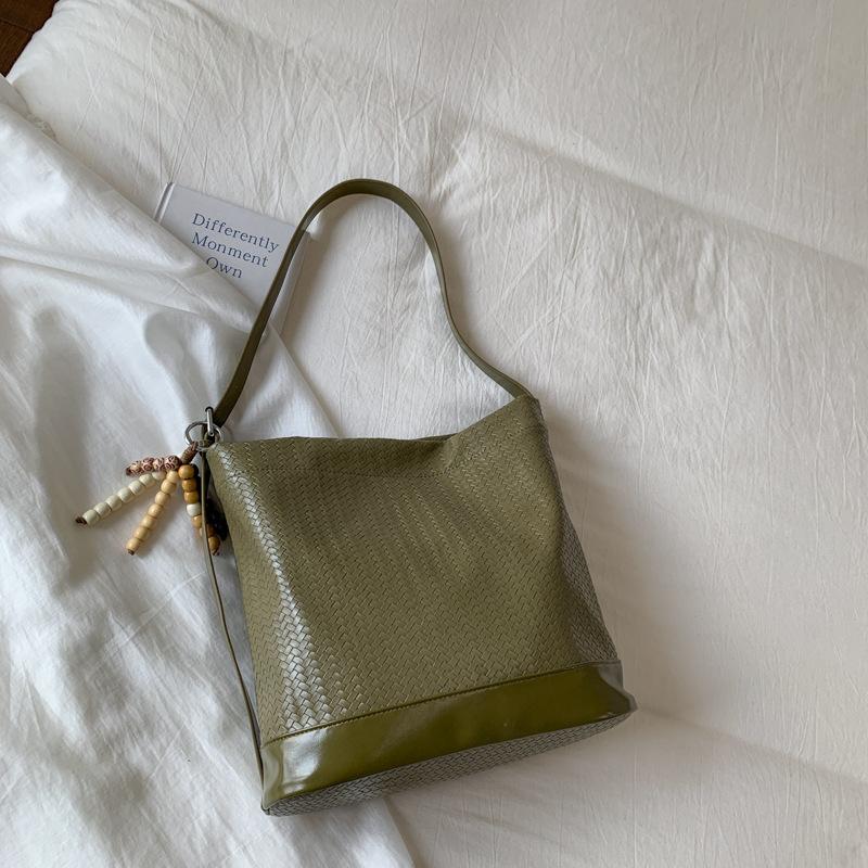 Плетеная сумка женская трендовая сумка-ведро 2025 новая нишевая модная сумка подмышку ретро текстура на плечо сумка-мессенджер