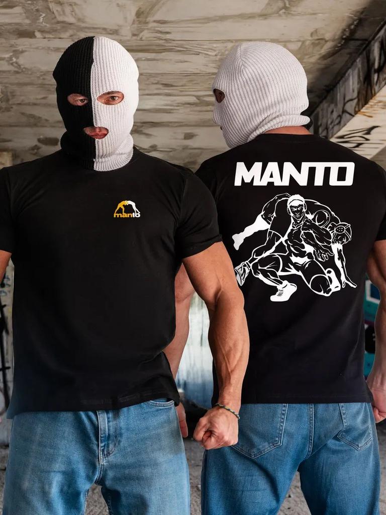 Футболка Manto Рестлер, висящая на плече