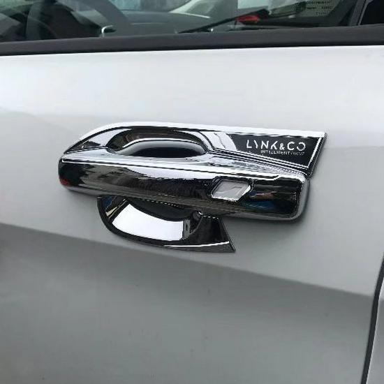 Комплект внешней отделки Lynk & Co 01: Накладка на дверную чашу, Крышка противотуманной фары, Защитная накладка заднего бампера, Накладка на порог, Накладка на заднюю дверь, Дворник.