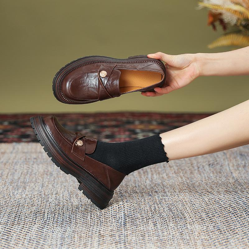 Женские лоферы с золотой монетой, весна 2025, новый британский стиль, высококлассные туфли из мелкой кожи на толстом каблуке, милые и крутые туфли-одинарки с камелией