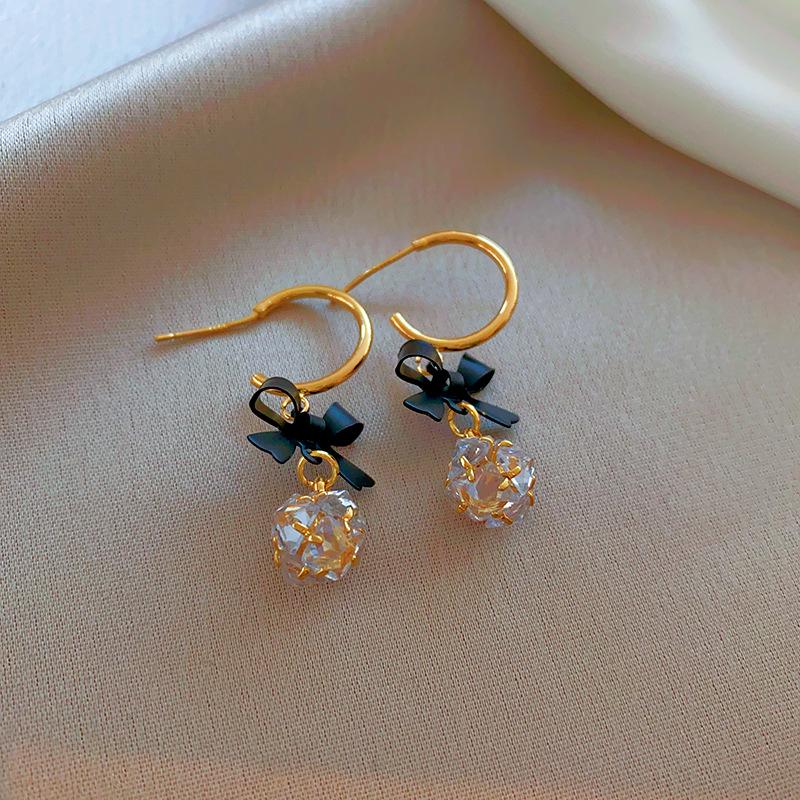 Серьги-пусеты из серебряной иглы с неровно сложенными геометрическими бусинами из стекла, черные, с премиальным темпераментом, серьги-гвоздики, легкая роскошь, универсальные серьги