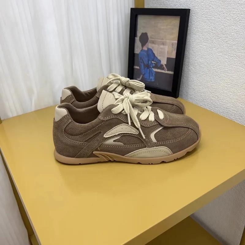 Обувь для женщин 2024 года, модные трендовые удобные мягкие туфли на плоской подошве, повседневная спортивная обувь в стиле ретро, универсальная женская спортивная обувь для активного отдыха