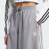 adidas Оригинальные свободные спортивные брюки с широкими штанинами и полосатым логотипом на шнурке, женские плавки, серые JD3389