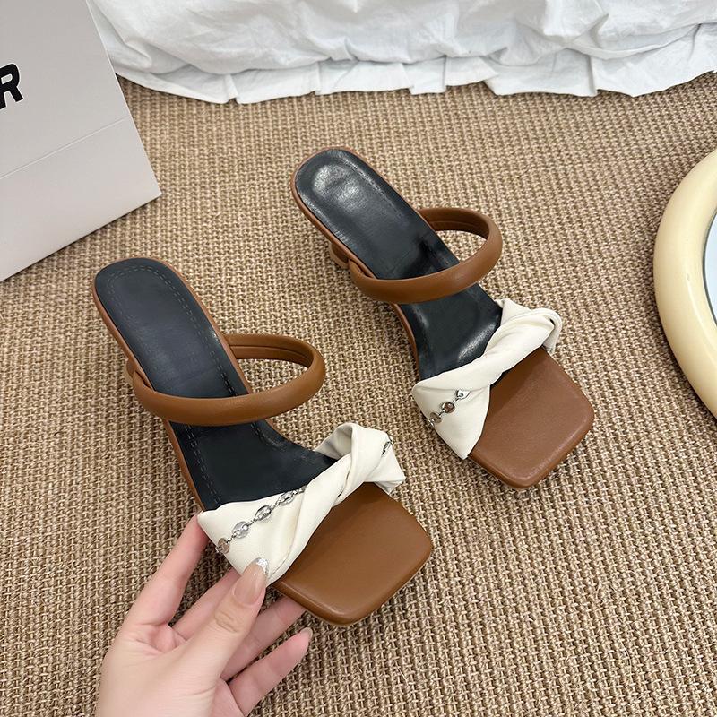 Design sense color matching 2025 thick heel square head sandals women's summer wear French niche low heel premium one-word slippers