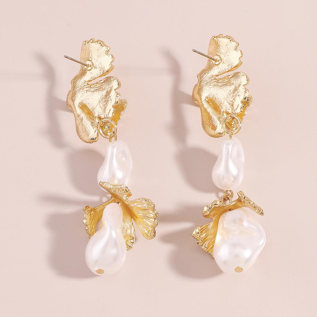 Серьги с жемчугом особой формы. Металлические серьги с листьями ветра. Преувеличенные серьги в стиле хипстер. Геометрические серьги неправильной формы.