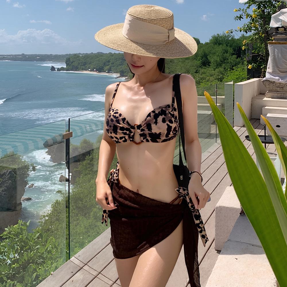 1011 new European and American sexy leopard print bikini swimsuit three-piece split big chest vacation swimsuit pure desire