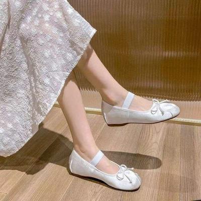 Корейская версия небольших внутренних женских туфель с бантом 5 см 2025 года, легкие балетки Мэри с атласным бантом
