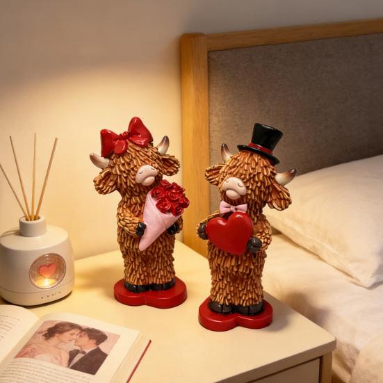 2 Pcs Valentine's Day Highland Cow Figurine Cute Love Scottish Cow Statue with Roses And Heart Romantic Farmhouse Tabletop Decoration