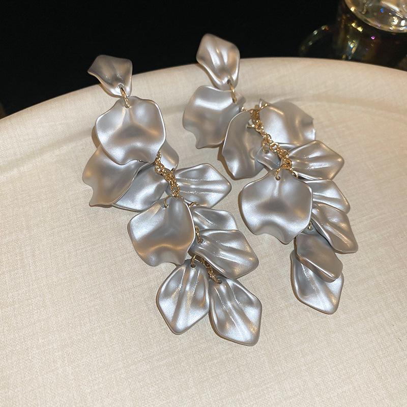 Длинные стальные серьги в форме лепестков роз: Шикарный, стройнящий дизайн с европейским и американским колоритом