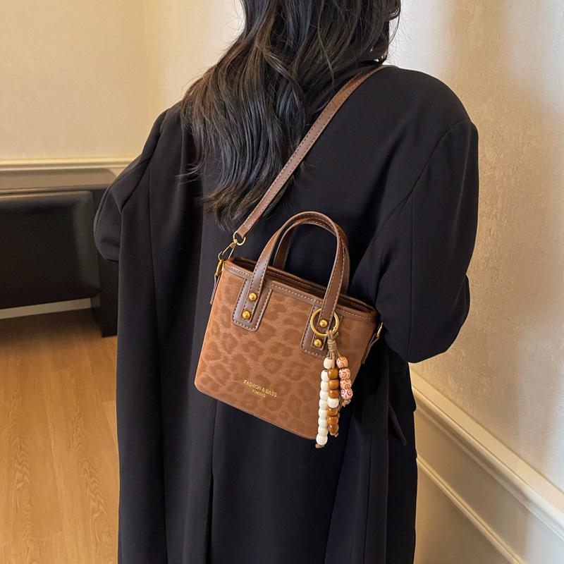 Junior leopard print hand bag women's 2025 new autumn and winter super fire commuter women's bag going out shoulder crossbody bucket bag