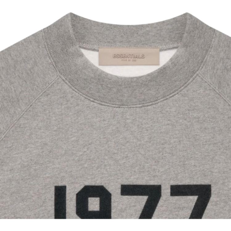 Fear of God Essentials 1977 Серия SS22 Свитшот с круглым вырезом и цифровой печатью логотипа Флисовый свитшот Унисекс Топы Темно-овсяный FOG-SS22-389