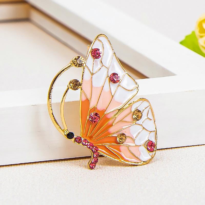 Элегантная эмалевая брошь в виде бабочки — модный аксессуар для костюма высокого класса