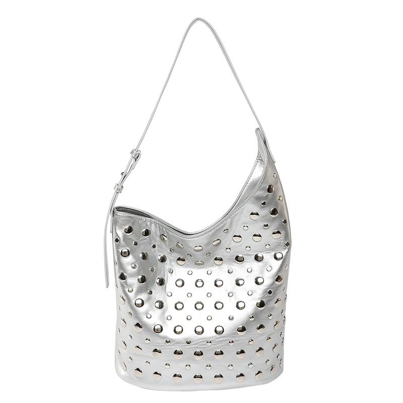 Женская сумка 2025 новая корейская версия модная сумка на плечо с заклепками большая вместимость повседневная универсальная сумка-ведро для ручной носки тренд