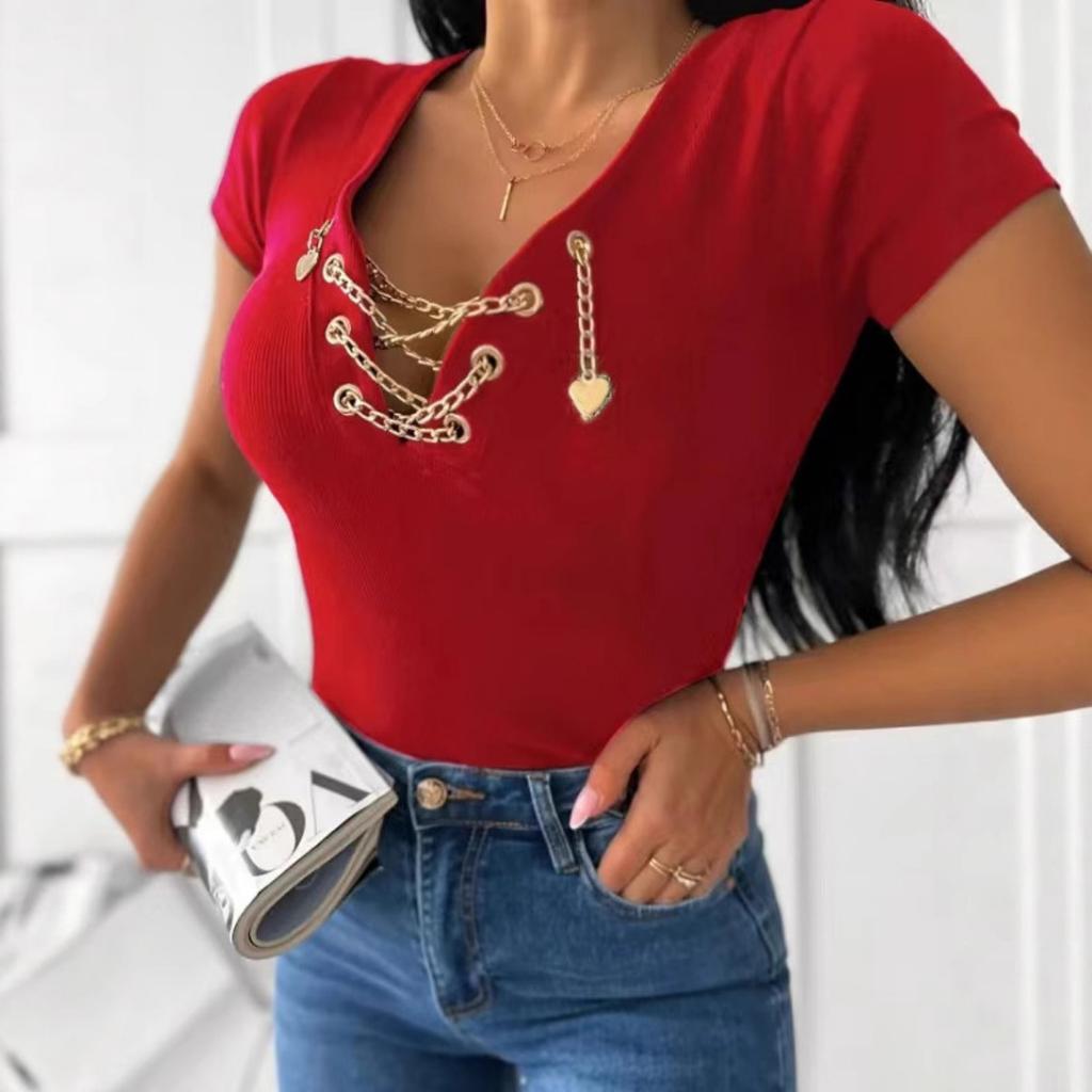 Женская повседневная футболка с V-образным вырезом | Деталь из золотистой металлической цепочки | Приталенный крой, короткий рукав | Машинная стирка и химчистка безопасны | Коллекция весна/лето