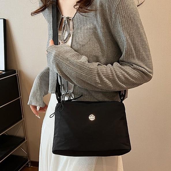 2025 новая простая однотонная нейлоновая ткань повседневная простая маленькая квадратная сумка большой вместимости многосекционная сумка через плечо