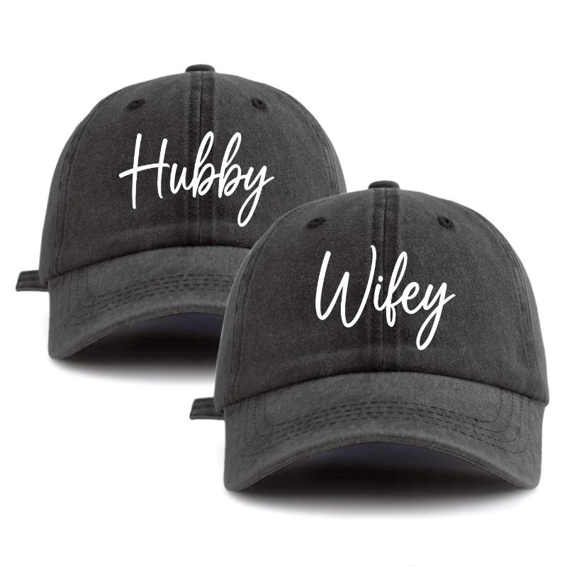 2 шт. Бейсболка с принтом 'HUBBY WIFEY', Классическая Повседневная Стильная Ретро Регулируемая Легкая Защита от Солнца для Активного Отдыха