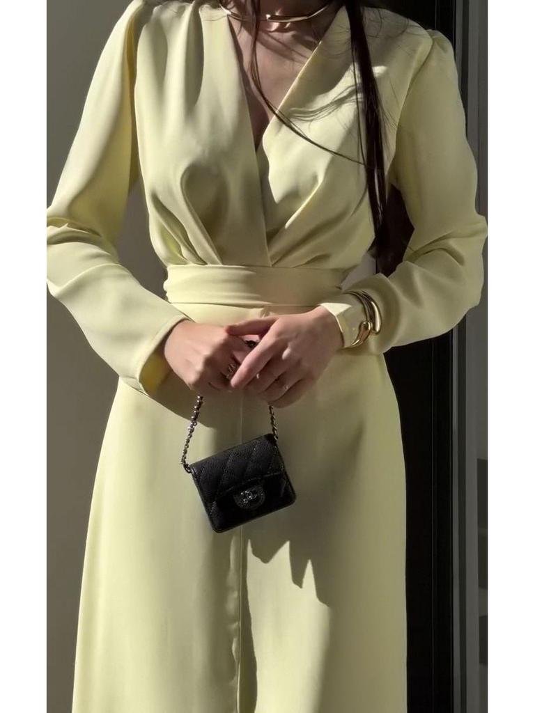 Платье с V-образным вырезом, длинными рукавами, приталенное, с неровным подолом