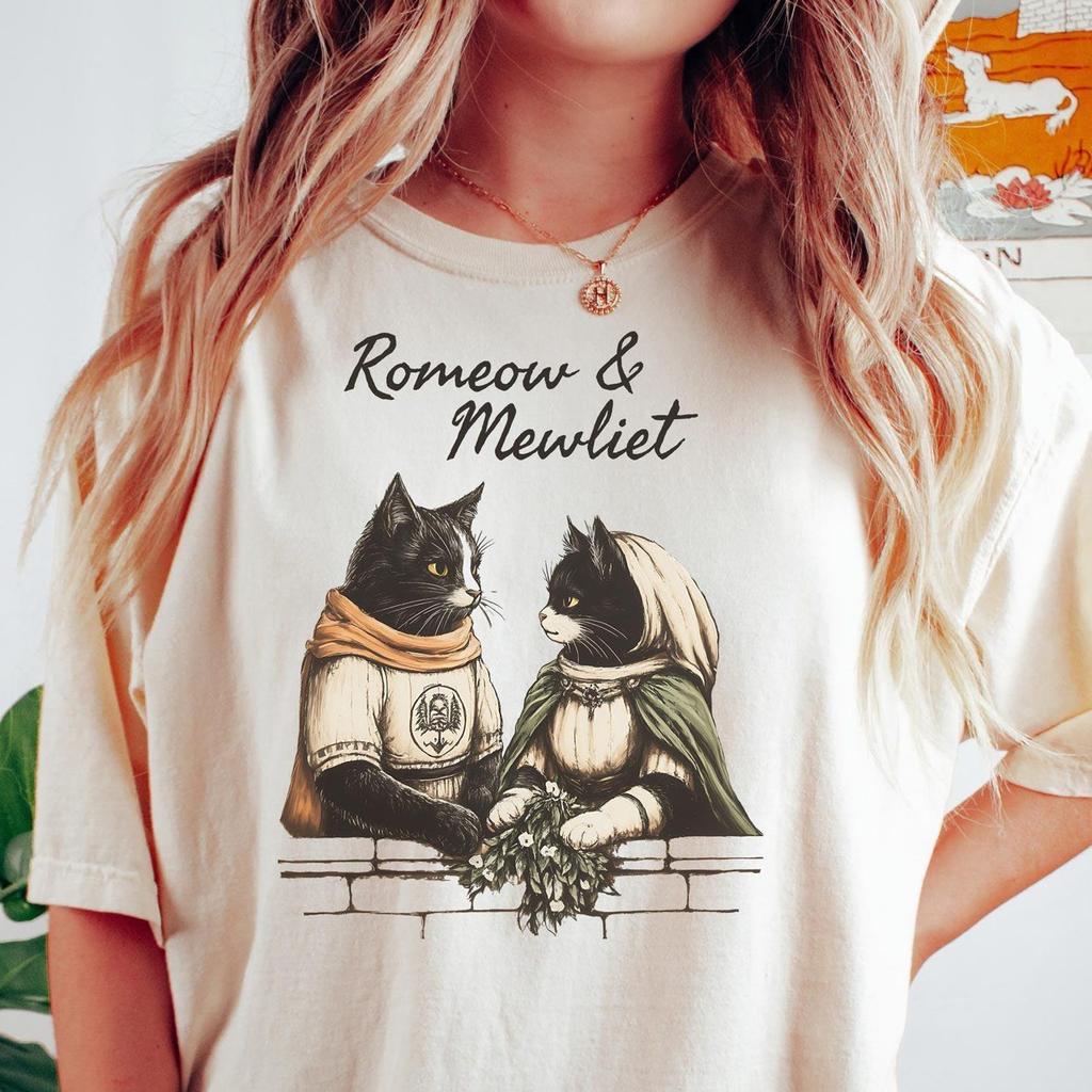 Romeow & Mewliet Футболка Comfort Colors с литературным принтом, Подарок любителю кошек, Смешная футболка Шекспира, Смешная футболка с котами Ромео и Джульеттой, Футболка для книголюба