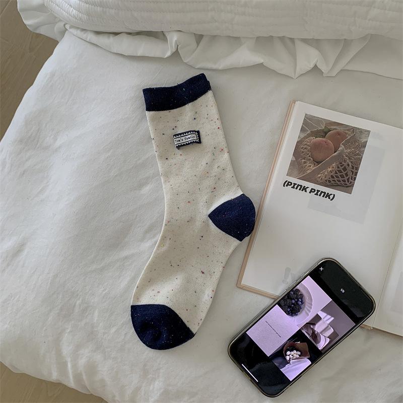 Серия Темно-синий ~ Носки с буквенными этикетками из ткани, Женские носки из чистого хлопка с махрой, в полоску, контрастного цвета, из точечной пряжи, носки до середины икры