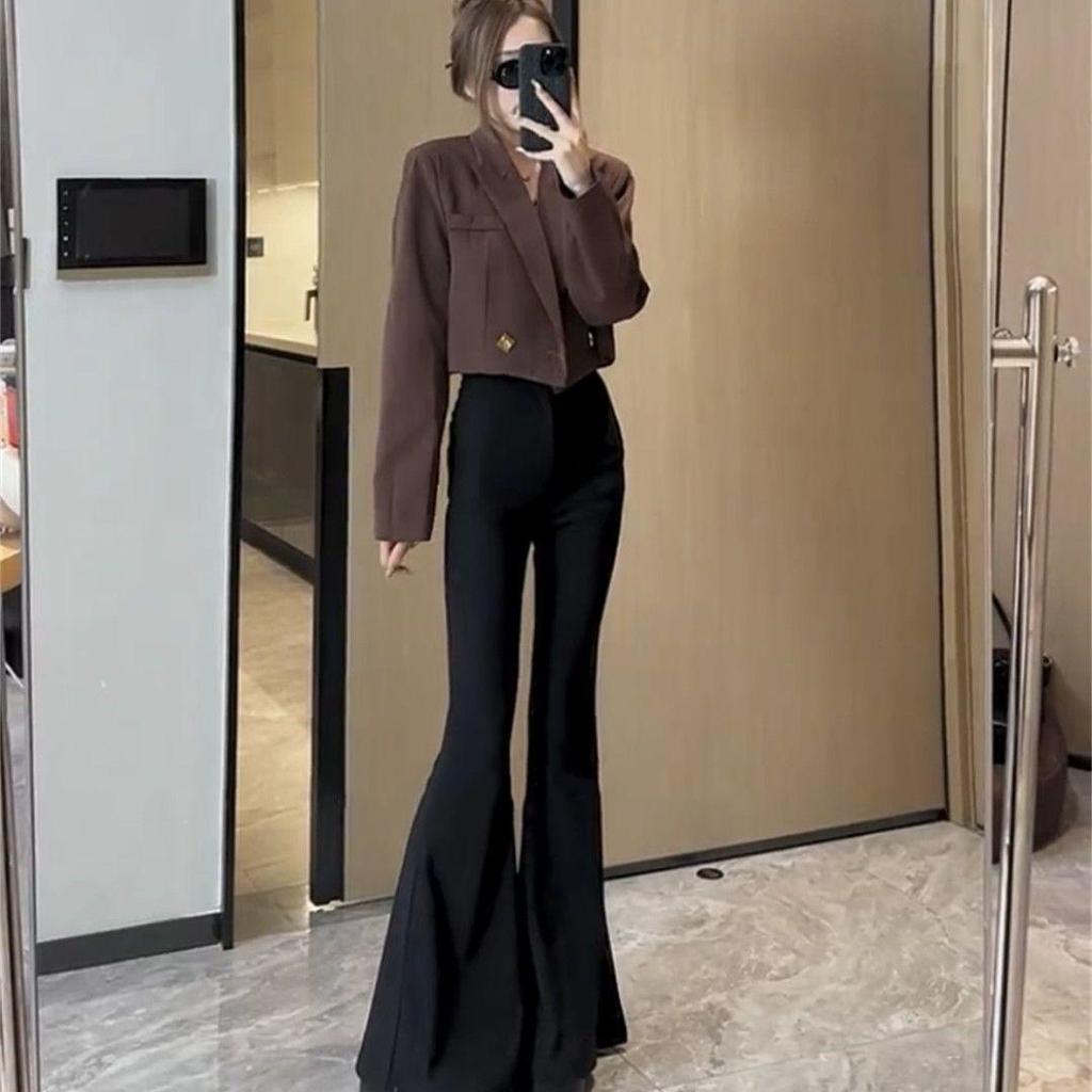 Комплект одежды весна-осень 2025: блейзер и расклешенные брюки для невысоких девушек.