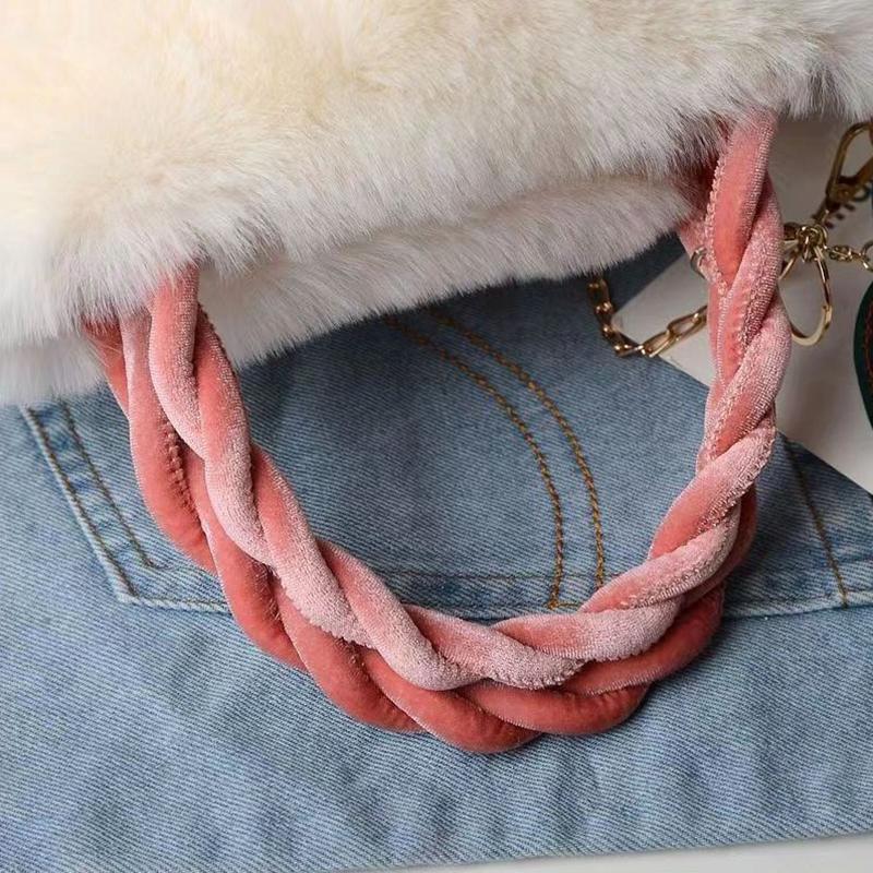 Женская зимняя симпатичная сумка из плюша вишневого цвета с цепочкой через плечо