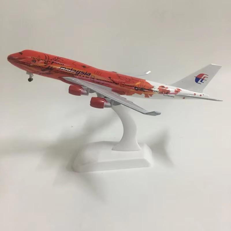 1/400 20см Малайзия Красный Модель Самолета 747 Авиалинии Металлическая Копия Самолета Материал Сплав Авиационная Форма Подарок Серия B747