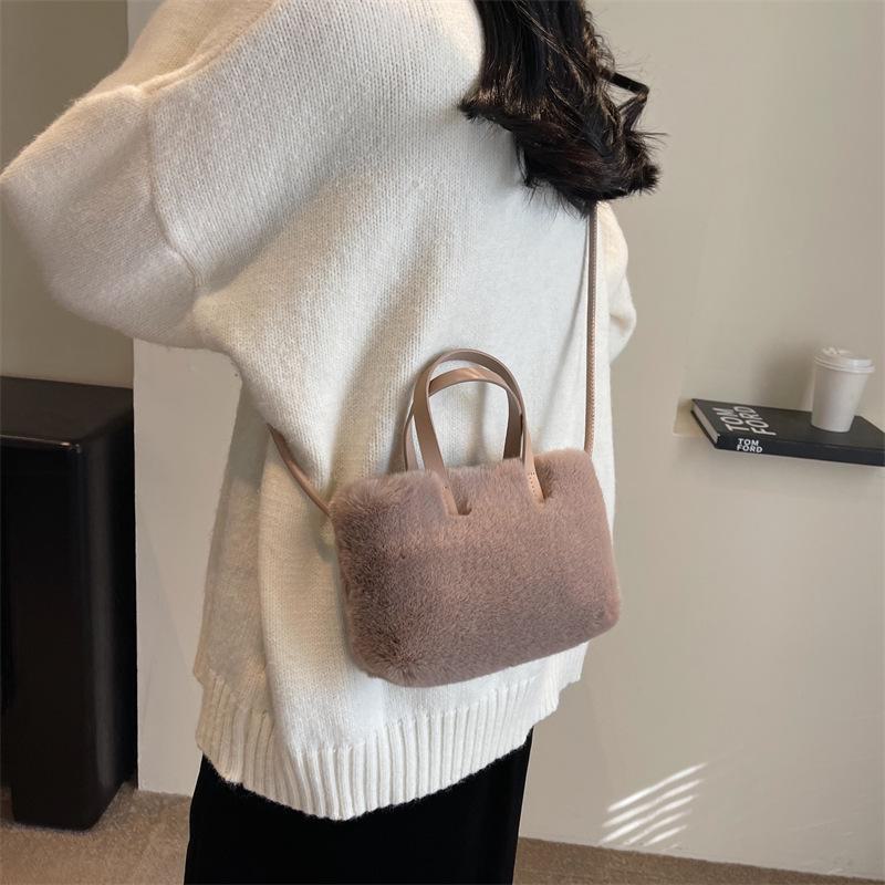 Зимняя плюшевая сумка в европейском и корейском стиле 2025 года - высококачественная маленькая сумка через плечо