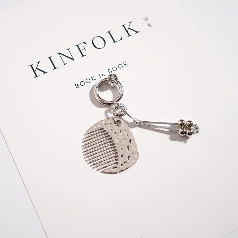 Инновационный брелок-расческа против пушистости Эргономичный дизайн для легкой укладки волос в дороге и стильный аксессуар для ношения