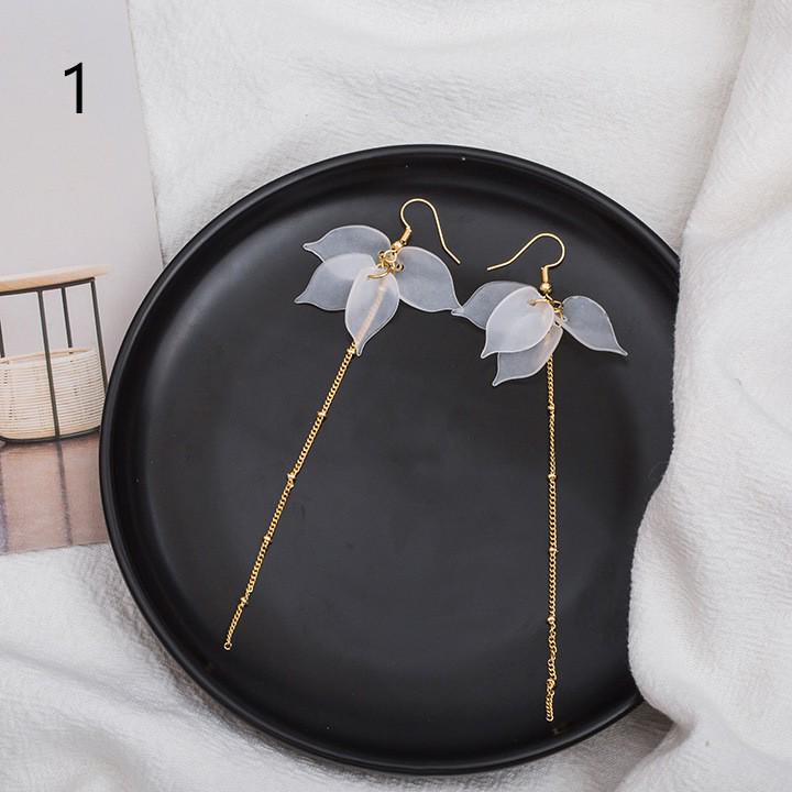 Нежные серьги-цветы из молочного акрила. В ассортименте несколько разных моделей